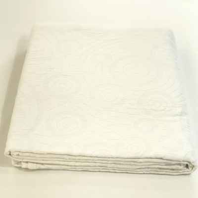 Pano branco dobrado com padrão de círculos em relevo