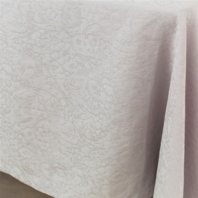 Tecido bege claro com padrão floral delicado em algodão, com pregas naturais