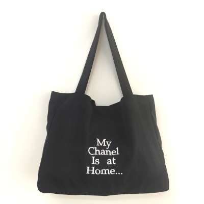 Mala de tecido preta com texto em branco