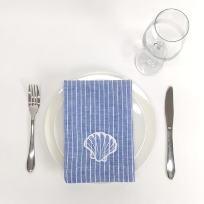 Conjunto de mesa com talheres, prato, guardanapo azul e copo de vidro