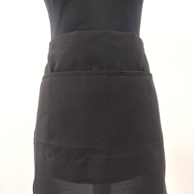 Avental preto de tecido opaco com costuras horizontais