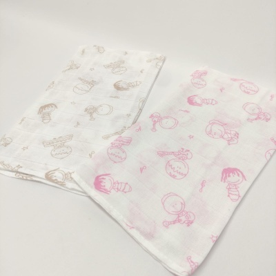 Dois panos brancos com estampados infantis rosa e castanhos