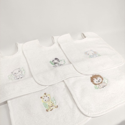 Conjunto de cinco toalhas de bebé brancas com bordados de animais