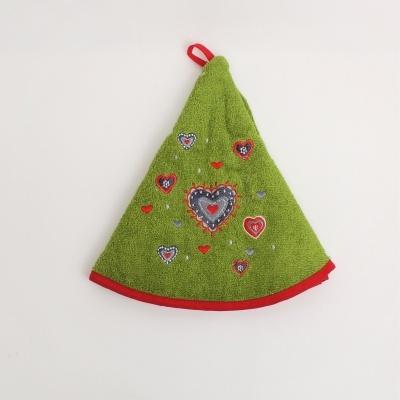 Pano de cozinha verde com corações em vermelho e cinza