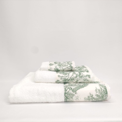 Conjunto de três toalhas brancas com padrão verde decorativo