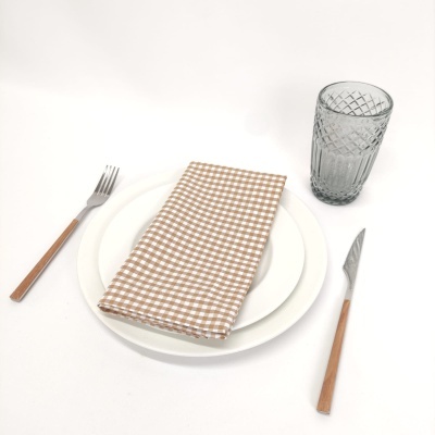 Conjunto de pratos, guardanapo, talheres com cabo de madeira e copo de vidro cinzento