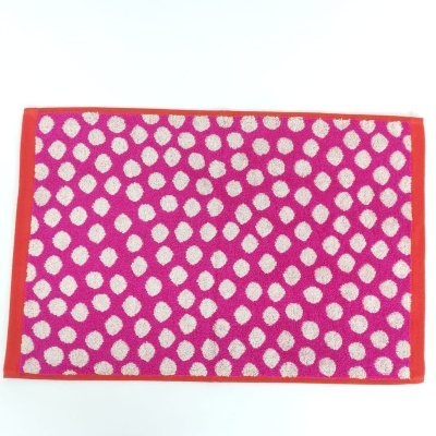 Tapete retangular rosa fúcsia com bolinhas brancas e bordas vermelhas