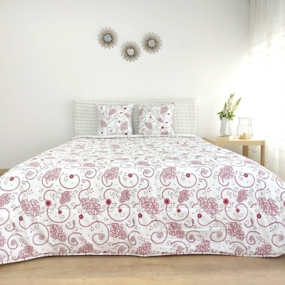 Conjunto de cama branco com padrão vermelho, em quarto decorado com espelhos e mesa de cabeceira