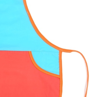 peça de roupa azul e vermelha com bordas laranja