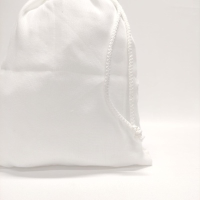 Saco branco de tecido com cordão branco para fecho