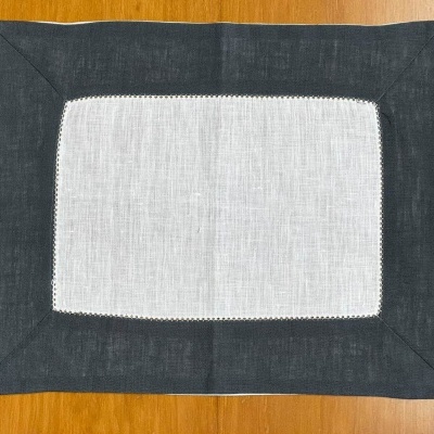 Tapete de mesa rectangular branco e preto sobre madeira