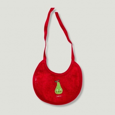Babete vermelho com bordado de uma pêra verde e fita de amarração