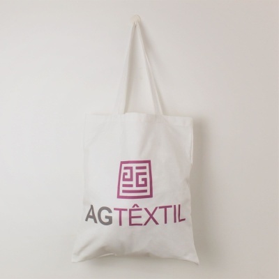 Saco de tecido branco com logótipo AG TÊXTIL impresso em roxo e cinzento