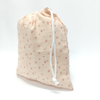 Saco de pano creme com flores pequenas cor-de-rosa e cordão branco