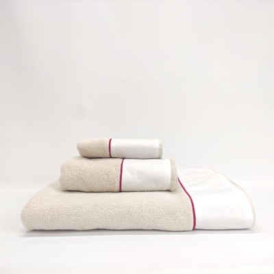 Conjunto de toalhas creme com faixa branca e linha vermelha