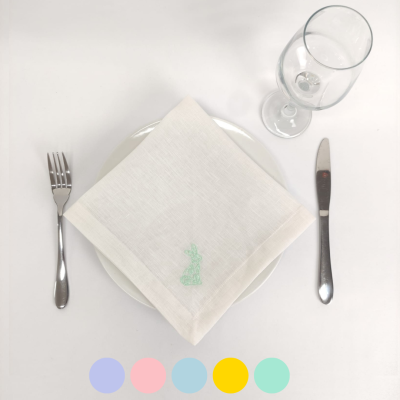 Conjunto de mesa com guardanapo branco bordado, prato, talheres e copo de vidro