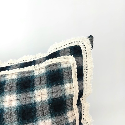 Almofada xadrez azul com renda branca e franjas