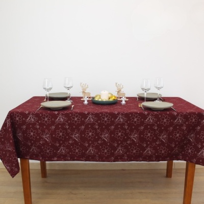 Mesa posta com toalha de natal bordô e decoração simples