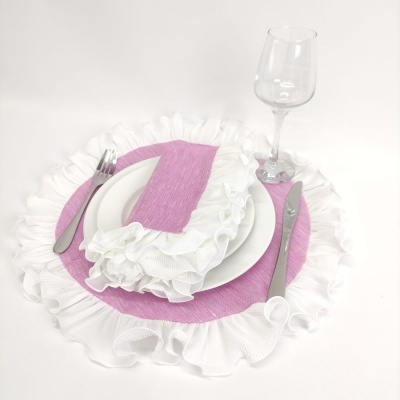Conjunto de mesa com base rosa e branca, prato branco, talheres metálicos e copo de vidro