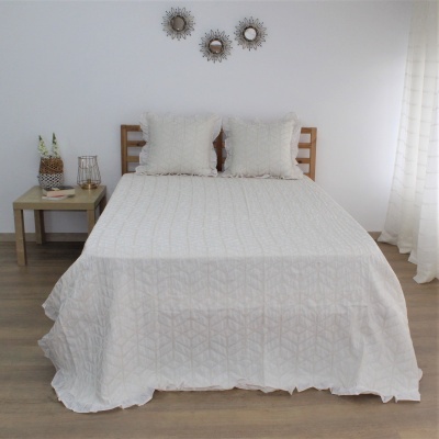 Cama branca com almofadas e decoração minimalista