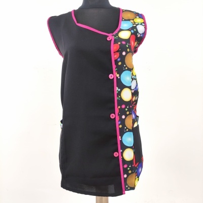 Colete feminino preto com faixa lateral colorida de padrões redondos e acabamento rosa