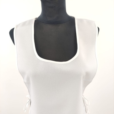 Top feminino branco com decote quadrado e cordões laterais em manequim preto