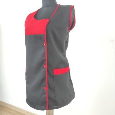 Camisola de trabalho castanha escura com detalhes vermelhos num manequim