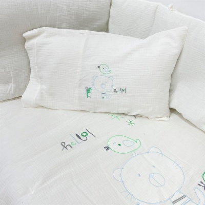 Roupa de cama infantil branca com urso bordado e palavra hello