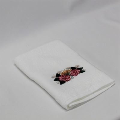 Toalha branca com bordado floral colorido no centro
