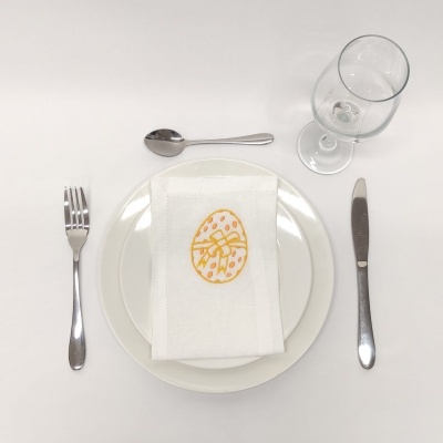 Conjunto de mesa com prato, talheres, copo e guardanapo com bordado amarelo