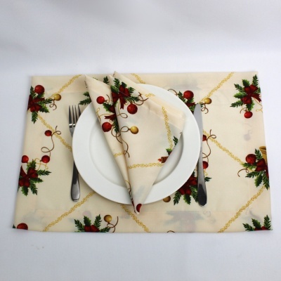 Jogo americano e guardanapo com padrão natalício, prato branco e talheres