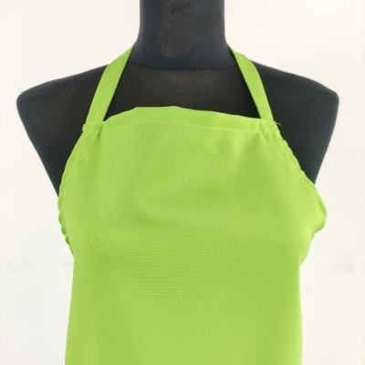 Avental verde claro em tecido liso mostrado num manequim preto