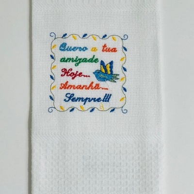 Toalha branca bordada com texto colorido e borboleta