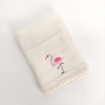 Toalha branca com bordado de flamingo rosa