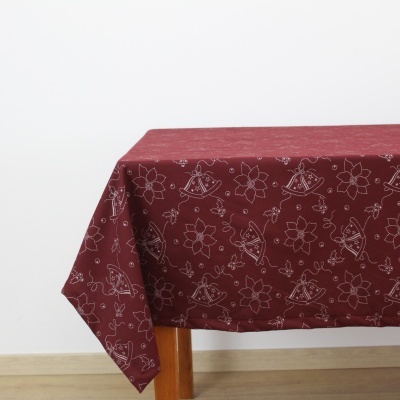 toalha de mesa vinho com padrão de flores brancas sobre mesa de madeira