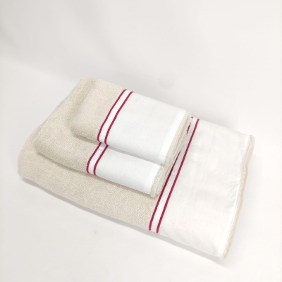 Três toalhas bege com faixa branca e linhas vermelhas