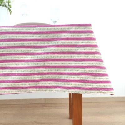 Manta de tecido com riscas coloridas numa mesa de madeira