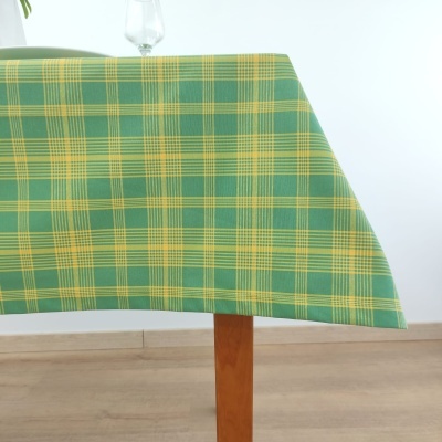 Toalha de mesa de tecido verde e amarelo xadrez sobre mesa de madeira