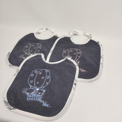 Três babetes de bebé cinzentos com estampas de balão e ratinhos