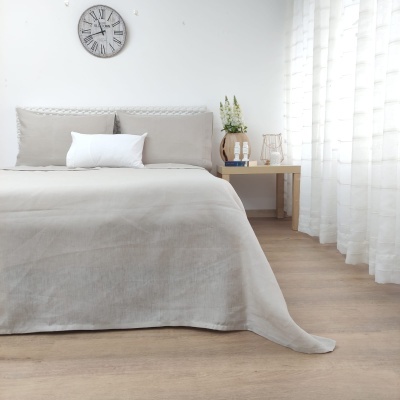 Quarto com cama e decoração minimalista em tons neutros