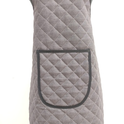 Avental cinza acolchoado com bolso frontal preto, fundo branco
