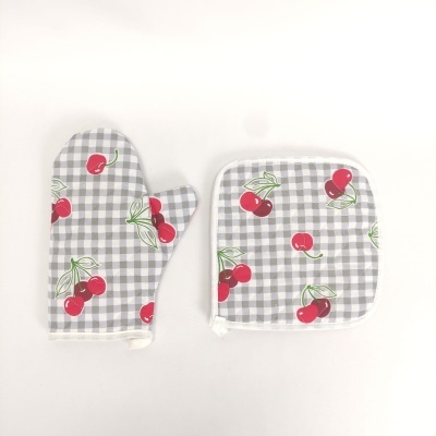 Luva de forno e pega de cozinha xadrez com cerejas vermelhas