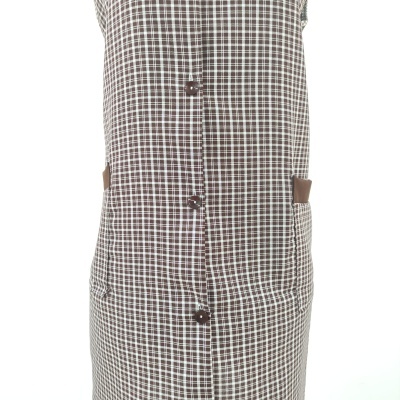 Vestido comprido quadriculado castanho e branco com botões e bolsos.
