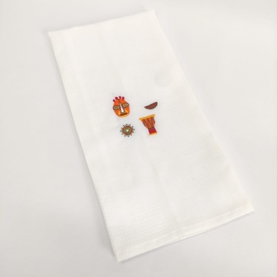 Toalha branca com bordados tribais coloridos no centro