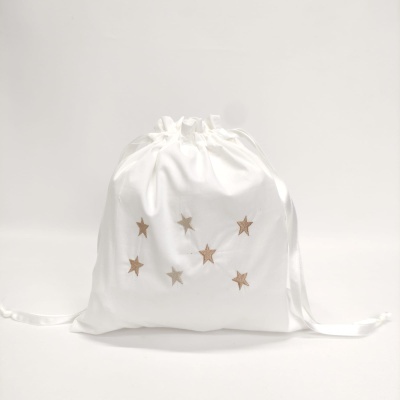 Sacola de tecido branco com estrelas douradas