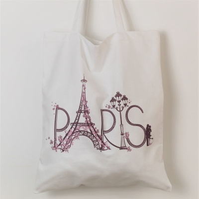 Saco de pano branco com estampa da palavra Paris e desenho da Torre Eiffel