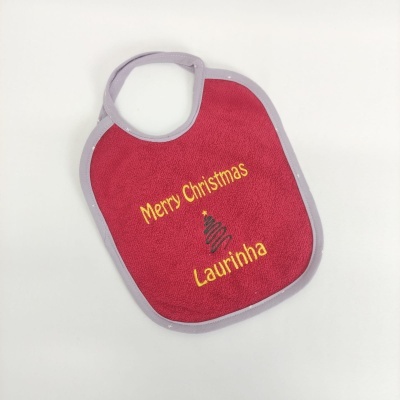 Babete vermelho com borda cinzenta e bordado de Natal