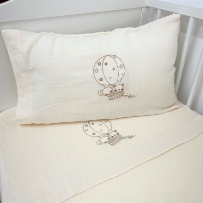 Conjunto de roupa de cama branco com bordado de balão e urso castanho claro