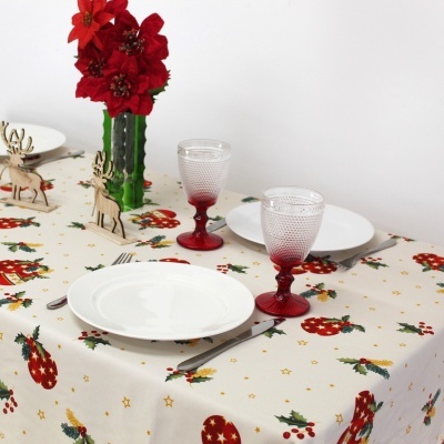 Toalha de mesa natalícia creme com padrões vermelhos, verdes e dourados