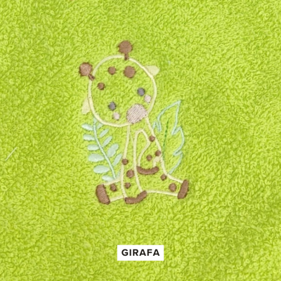 Toalha verde felpuda com bordado de girafa e palavra GIRAFA